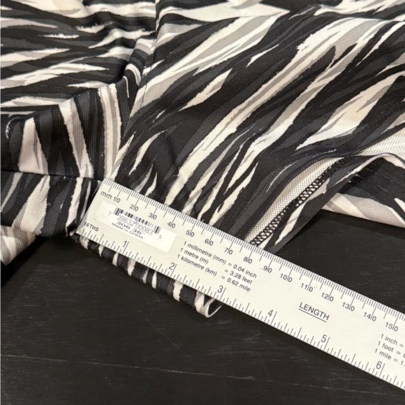 🍀2/$22 Under Armour Heatgear Perfect Pace Black White Running Short Womens Large - Picture 11 of 11